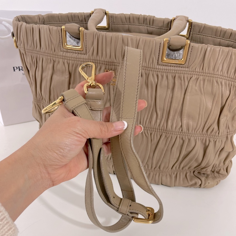 Prada
Prada Champagne Gaufre Leather Shopping Tote - Picture 5 of 12